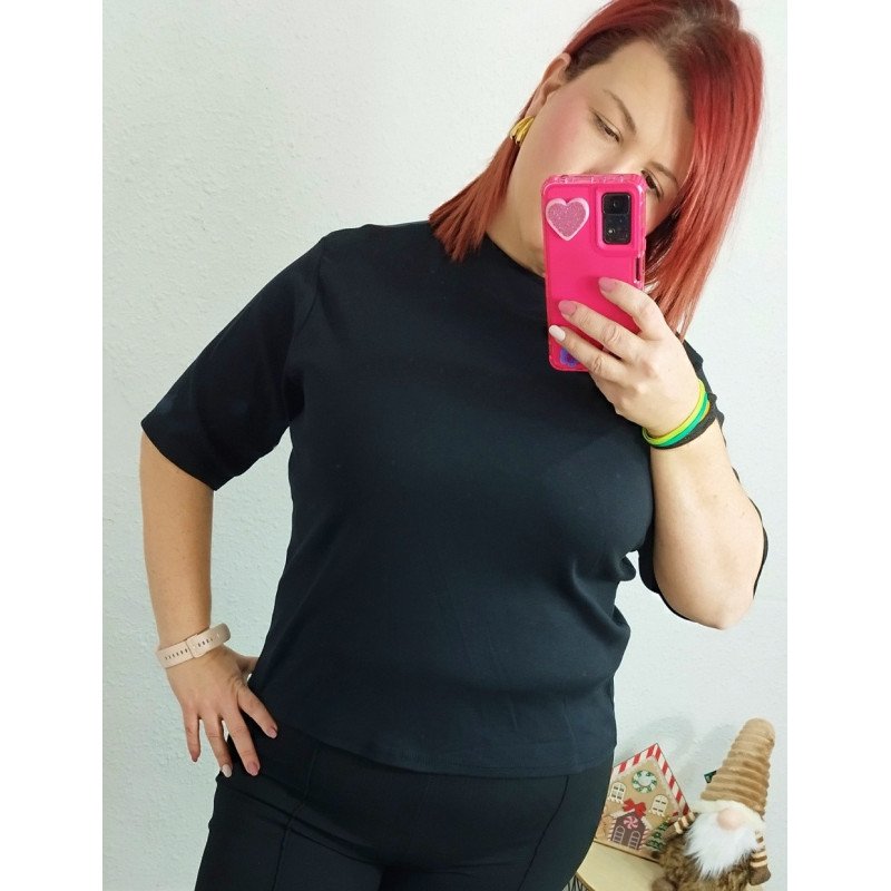 Camiseta Negra Jeny con Cuello Subido